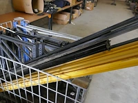 Gedemonteerde metalen lage rekken / werktafels - afbeelding 2 van  5