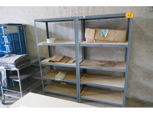 Gedemonteerde metalen lage rekken / werktafels - afbeelding 3 van  5