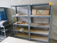 Gedemonteerde metalen lage rekken / werktafels - afbeelding 3 van  5