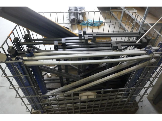 Gedemonteerde metalen lage rekken / werktafels - afbeelding 5 van  5