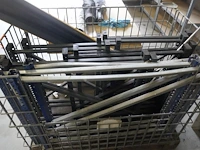 Gedemonteerde metalen lage rekken / werktafels - afbeelding 5 van  5