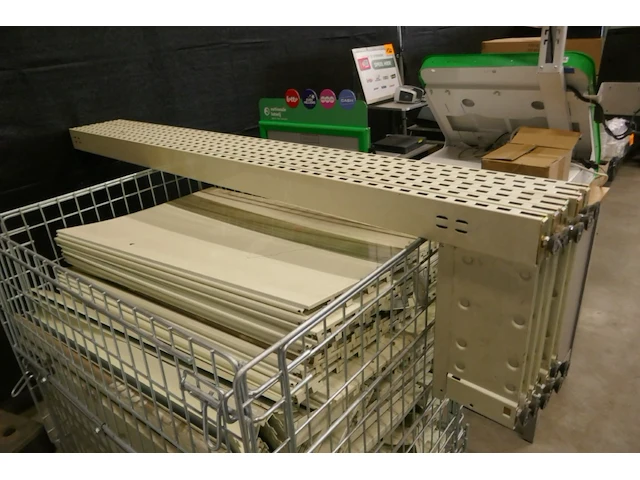Gedemonteerde metalen winkelrekken witte kleur - afbeelding 2 van  4