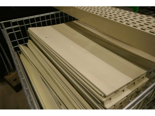Gedemonteerde metalen winkelrekken witte kleur - afbeelding 3 van  4