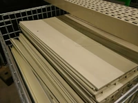 Gedemonteerde metalen winkelrekken witte kleur - afbeelding 3 van  4