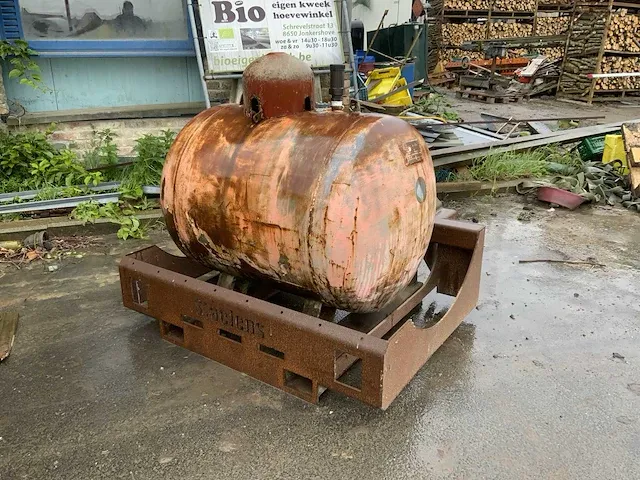 Gedragen bok met gasfles - afbeelding 1 van  4