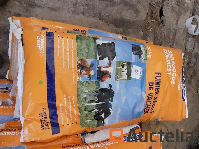 Gedroogde koeienmest in zakken - afbeelding 2 van  3
