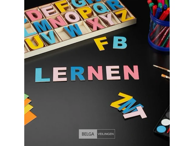 Gekleurde houten letters - afbeelding 2 van  6