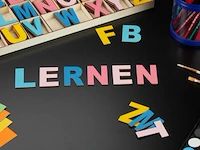 Gekleurde houten letters - afbeelding 2 van  6