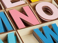 Gekleurde houten letters - afbeelding 4 van  6
