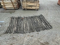 Gekloven acacia omheining 5m x 1,80m houten tuinomheining rol (15x) - afbeelding 1 van  4