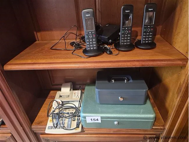 Geldkluisjes, telefoons en rekenmachine - afbeelding 1 van  3