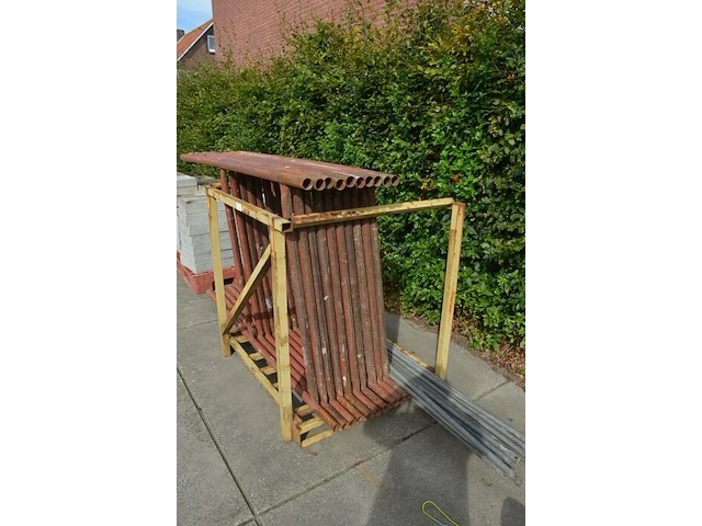 Gele metalen box met 8 stellingselementen met hulpstukken - afbeelding 2 van  5