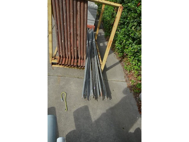 Gele metalen box met 8 stellingselementen met hulpstukken - afbeelding 4 van  5