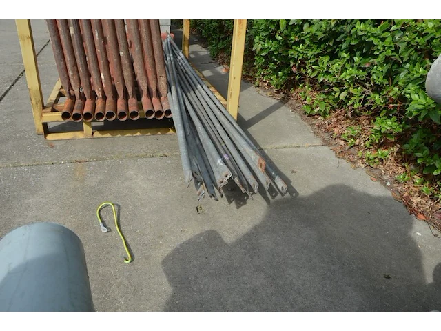 Gele metalen box met 8 stellingselementen met hulpstukken - afbeelding 5 van  5