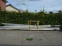 Gele metalen box met alu verlichtingspalen en vlaggenmasten - afbeelding 1 van  7