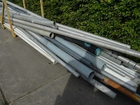 Gele metalen box met alu verlichtingspalen en vlaggenmasten - afbeelding 6 van  7