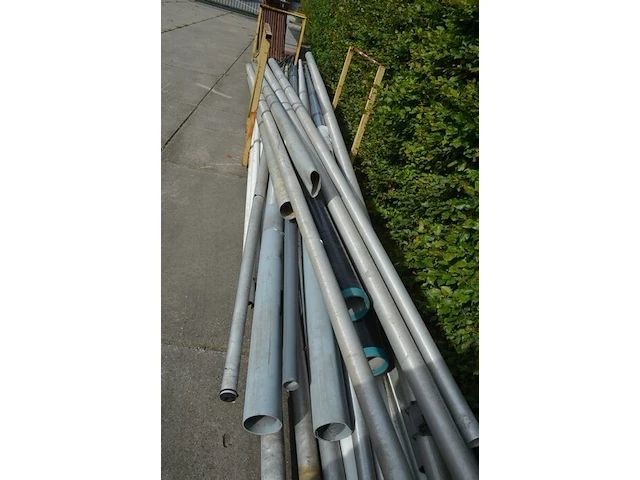 Gele metalen box met alu verlichtingspalen en vlaggenmasten - afbeelding 7 van  7