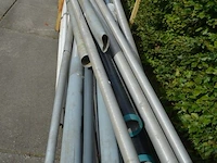 Gele metalen box met alu verlichtingspalen en vlaggenmasten - afbeelding 7 van  7