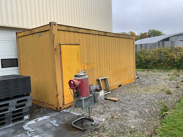 Gele omgebouwde container verkocht met inhoud (om zelf te verhuizen) - afbeelding 1 van  15