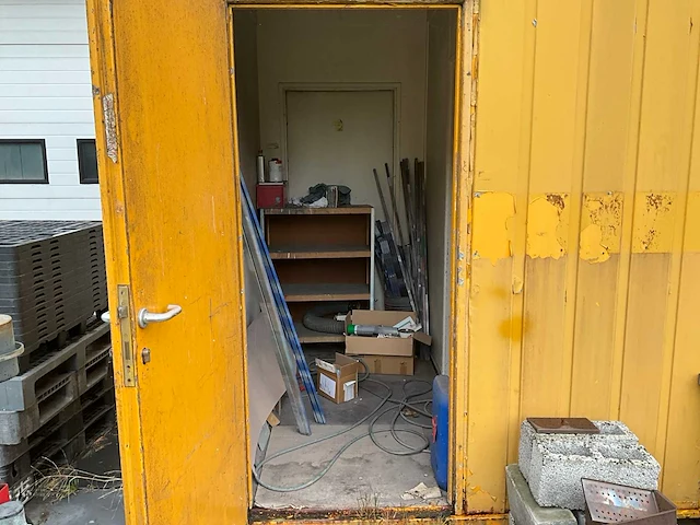 Gele omgebouwde container verkocht met inhoud (om zelf te verhuizen) - afbeelding 6 van  15