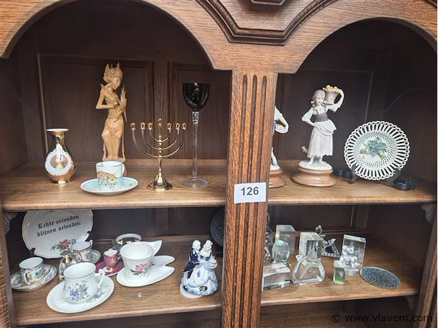 Gemengd lot in de kast volgens foto - afbeelding 1 van  3