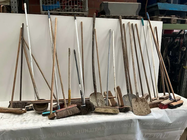 Gemengd lot schoonmaak- en tuinmateriaal - afbeelding 1 van  1