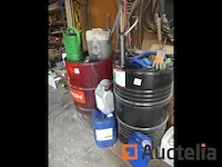 Geopende vaten en 4 blikken producten