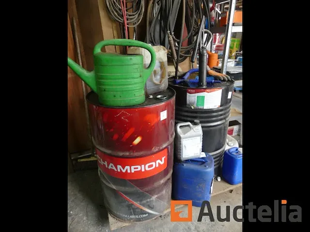 Geopende vaten en 4 blikken producten - afbeelding 4 van  5