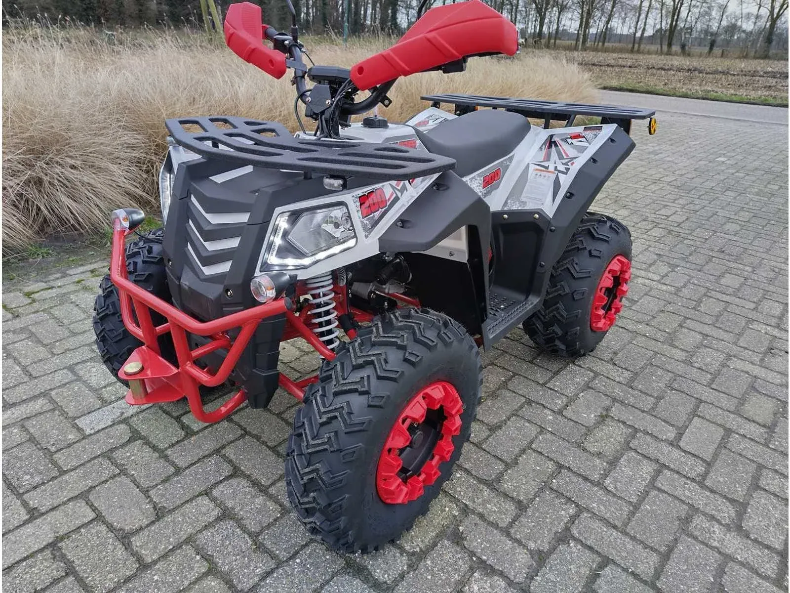 Gereedschappen, quads, stockage, tiny houses en grondverzet