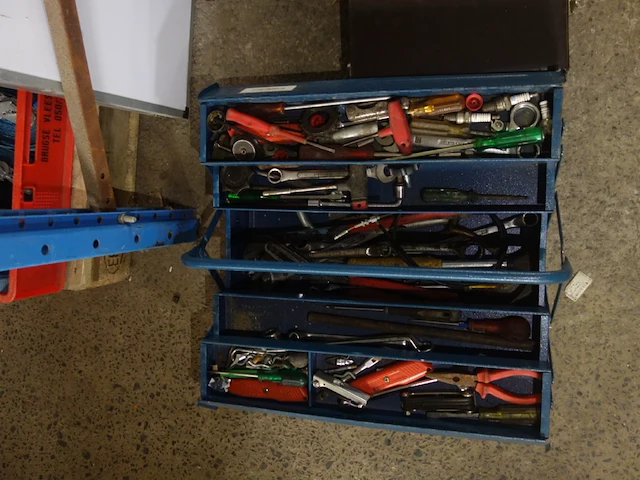 Gereedschapskist met gereedschap - afbeelding 1 van  1