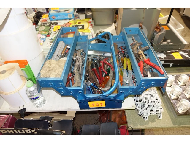 Gereedschapskist met materiaal - afbeelding 1 van  2