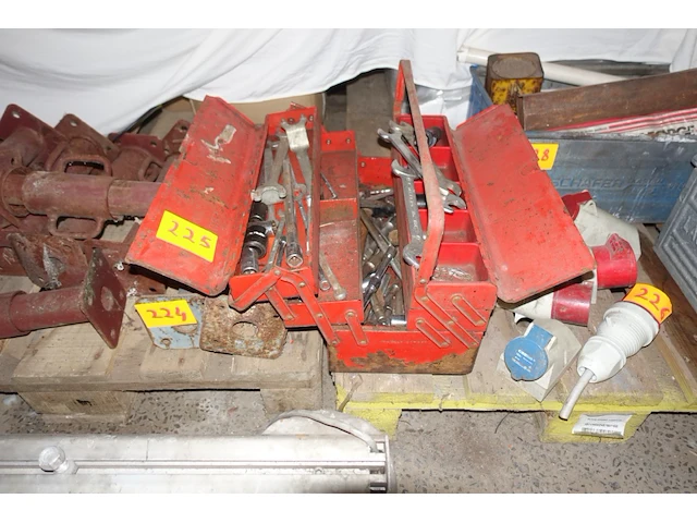 Gereedschapskist met materiaal - afbeelding 1 van  1