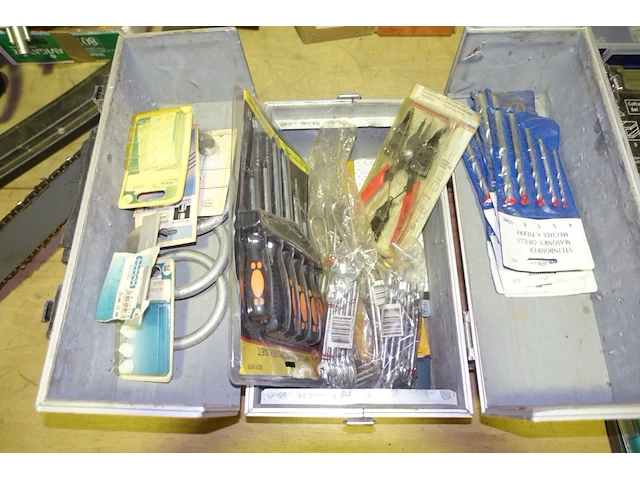 Gereedschapskist met materiaal - afbeelding 2 van  2