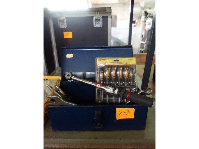 Gereedschapskist met schroevendraaaiers, facom potsleutel en andere - afbeelding 1 van  2