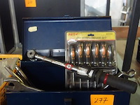 Gereedschapskist met schroevendraaaiers, facom potsleutel en andere - afbeelding 1 van  2