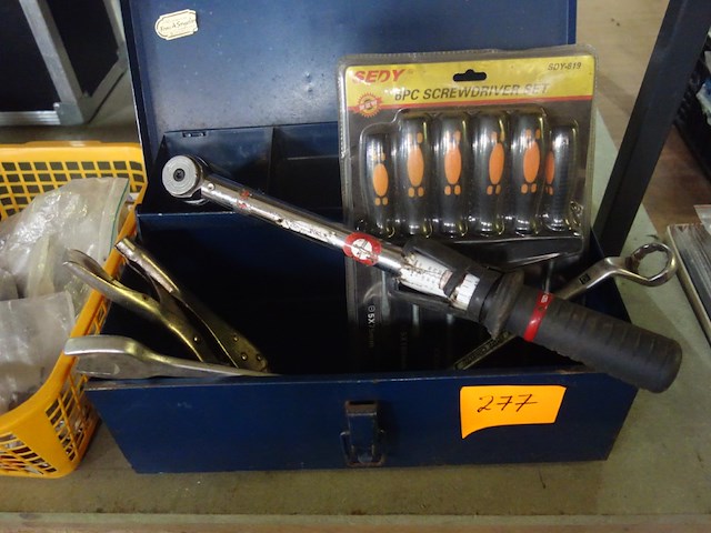 Gereedschapskist met schroevendraaaiers, facom potsleutel en andere - afbeelding 2 van  2