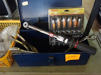 Gereedschapskist met schroevendraaaiers, facom potsleutel en andere - afbeelding 2 van  2