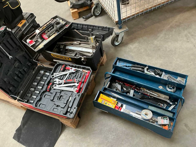 Gereedschapskoffer met inhoud (3x) - afbeelding 1 van  11