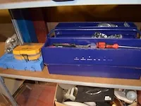 Gereedschapskoffer met klein handgerief, lot paarden benodigdheden, 2 draagriemen, kettingslijper, karton bloempotjes e.a. - afbeelding 2 van  11