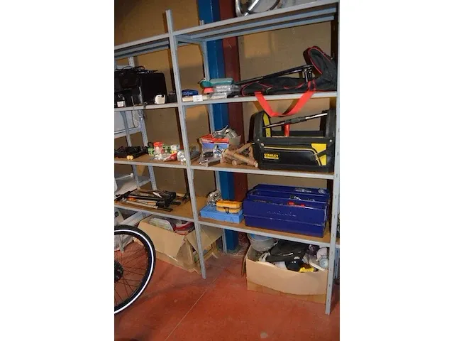 Gereedschapskoffer met klein handgerief, lot paarden benodigdheden, 2 draagriemen, kettingslijper, karton bloempotjes e.a. - afbeelding 1 van  11