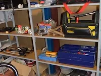 Gereedschapskoffer met klein handgerief, lot paarden benodigdheden, 2 draagriemen, kettingslijper, karton bloempotjes e.a. - afbeelding 1 van  11