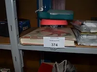 Gereedschapskoffer met klein handgerief, lot paarden benodigdheden, 2 draagriemen, kettingslijper, karton bloempotjes e.a. - afbeelding 6 van  11