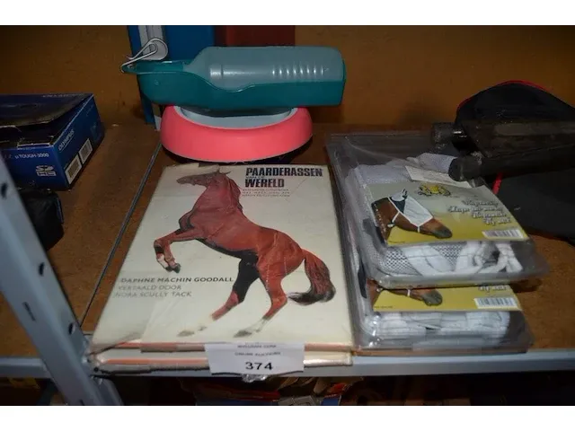 Gereedschapskoffer met klein handgerief, lot paarden benodigdheden, 2 draagriemen, kettingslijper, karton bloempotjes e.a. - afbeelding 7 van  11