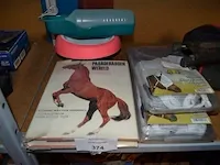 Gereedschapskoffer met klein handgerief, lot paarden benodigdheden, 2 draagriemen, kettingslijper, karton bloempotjes e.a. - afbeelding 7 van  11