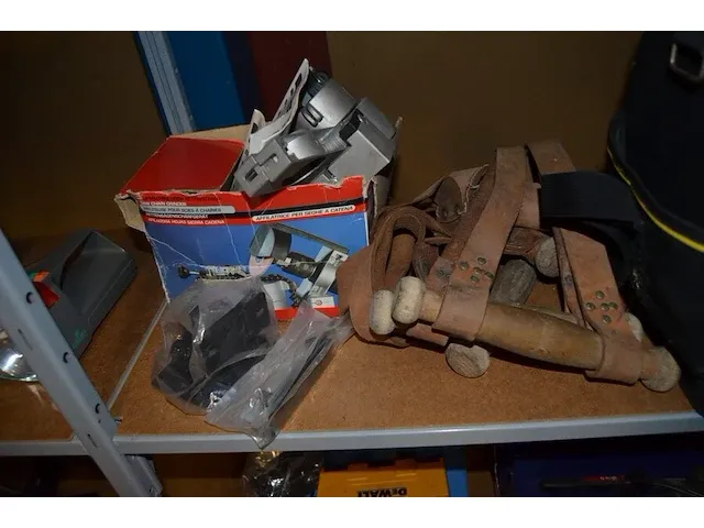 Gereedschapskoffer met klein handgerief, lot paarden benodigdheden, 2 draagriemen, kettingslijper, karton bloempotjes e.a. - afbeelding 10 van  11