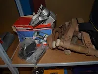 Gereedschapskoffer met klein handgerief, lot paarden benodigdheden, 2 draagriemen, kettingslijper, karton bloempotjes e.a. - afbeelding 10 van  11