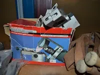 Gereedschapskoffer met klein handgerief, lot paarden benodigdheden, 2 draagriemen, kettingslijper, karton bloempotjes e.a. - afbeelding 11 van  11