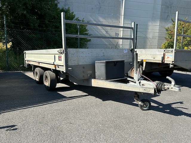 Geremde aanhangwagen saris - afbeelding 1 van  18