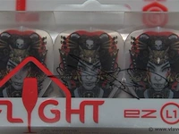 Gesigneerd darts shirt + flights, carlo van peer - afbeelding 4 van  5