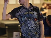 Gesigneerd darts shirt + flights, carlo van peer - afbeelding 5 van  5